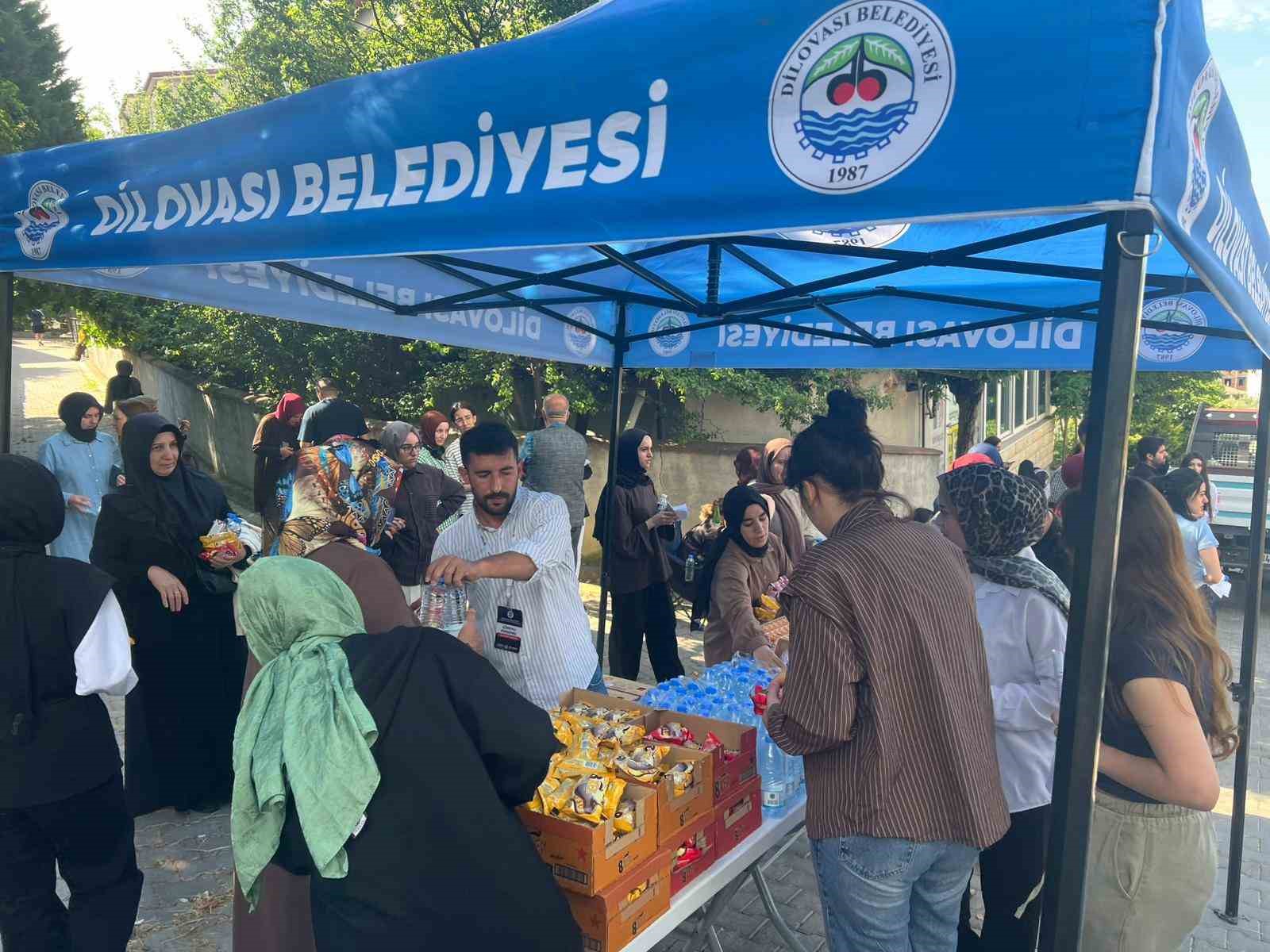 Sınava yetişmeye çalışan öğrenciler belediye başkanının makam aracıyla okula ulaştırıldı