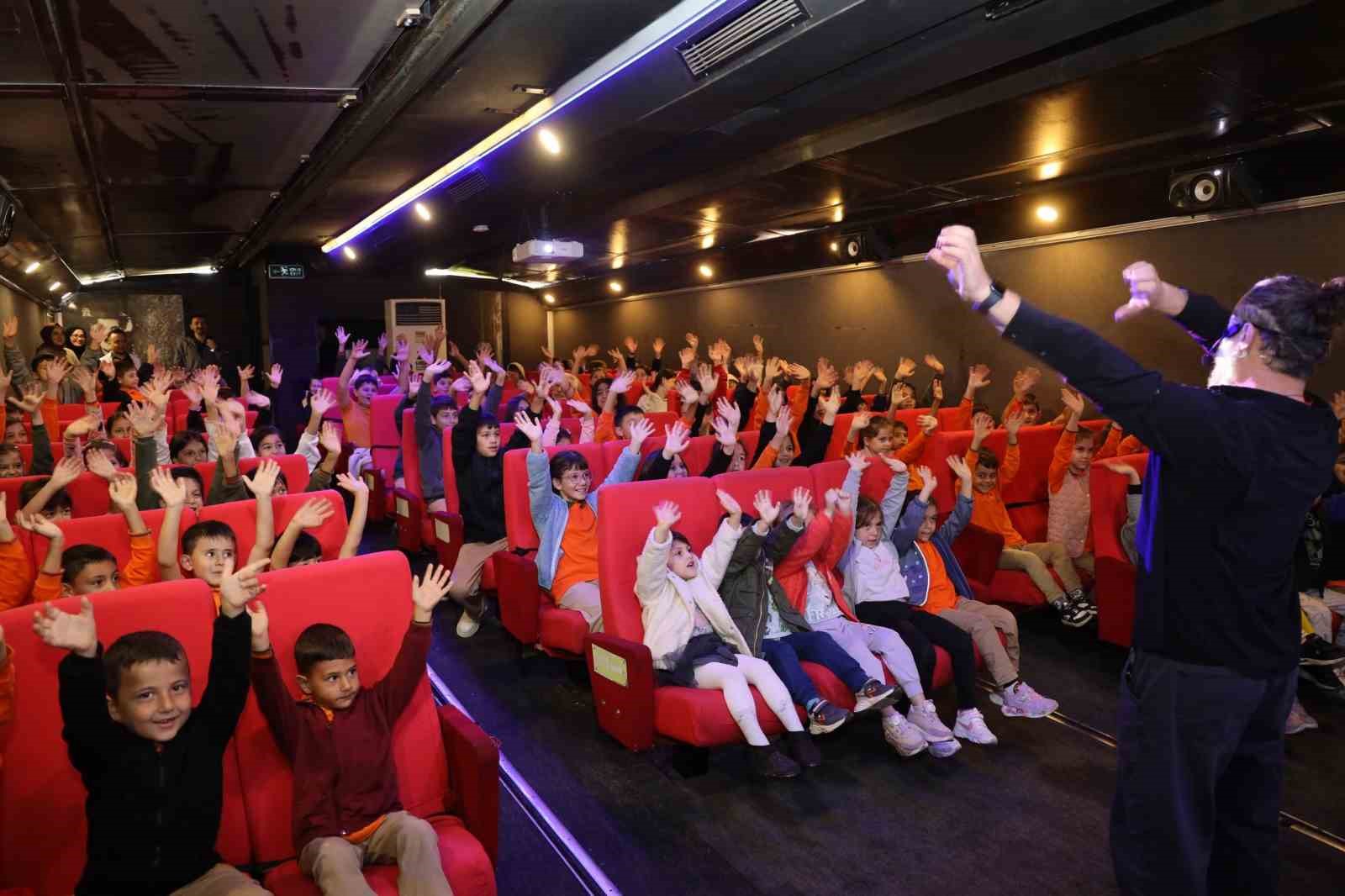 Gezen sinema tırı Kaynaşlı'da çocuklarla buluştu