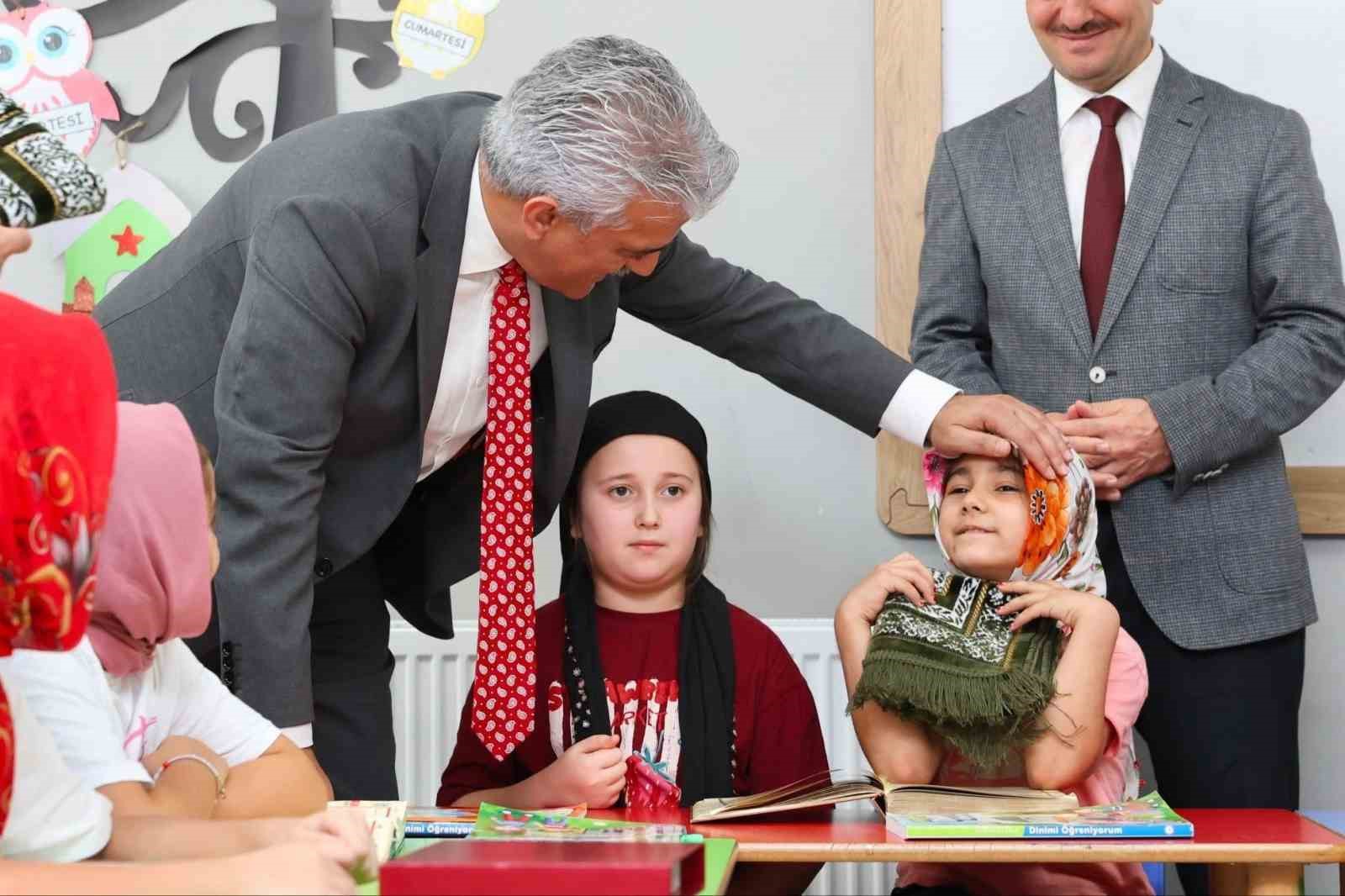 Vali Makas, Kültür Mahallesi'nde öğrencilerle buluştu