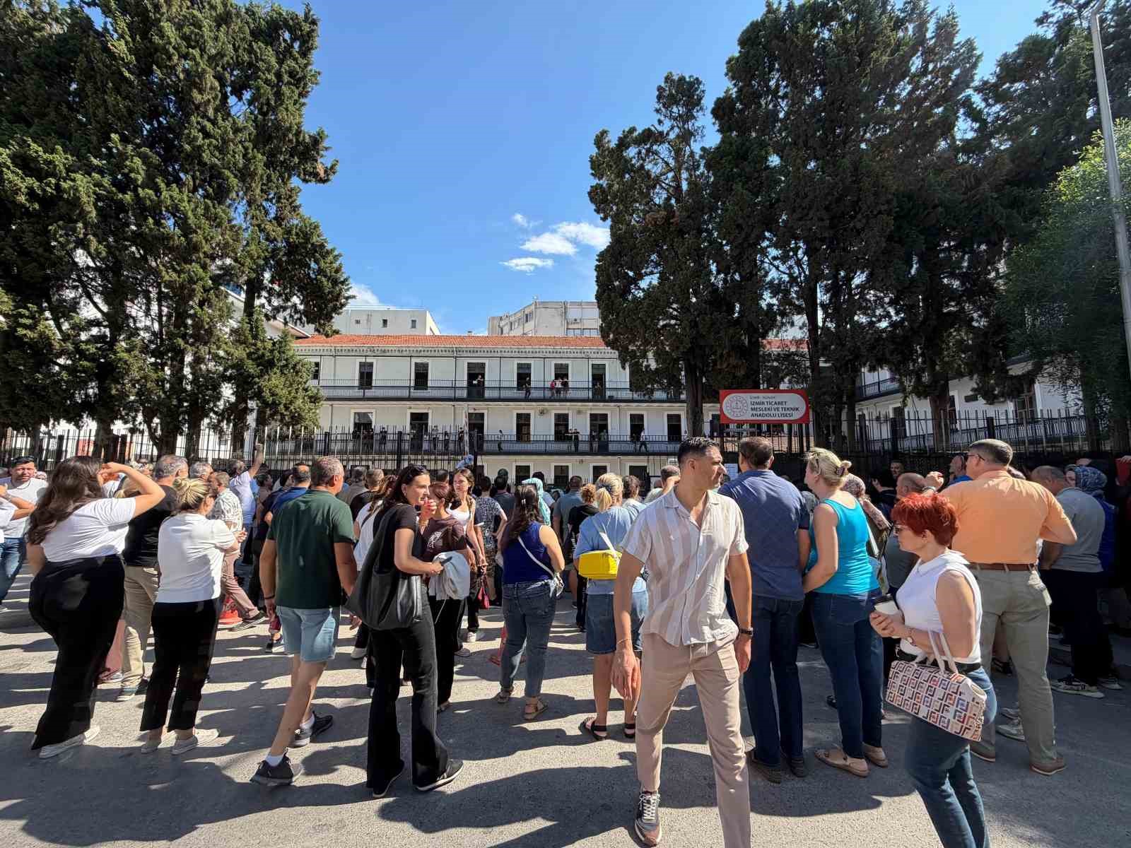 İzmir’de YKS heyecanı: Dış kapı demirlerinden atlayıp sınava girmeye çalıştılar