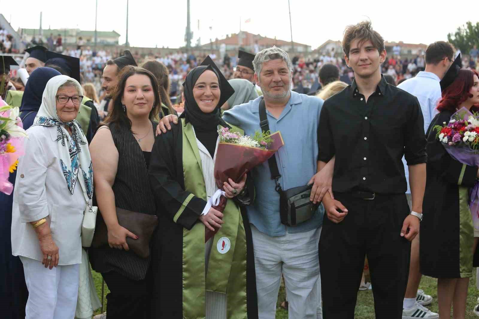 Anne-kızın üniversite yolculuğu mezuniyetle taçlandı
