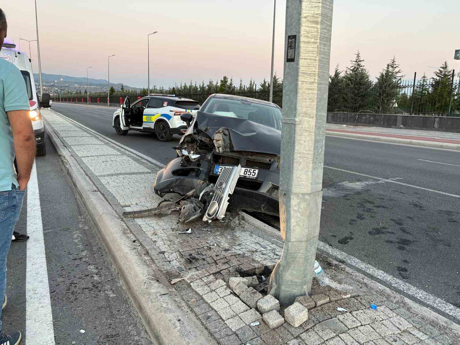 Kayseri'de otomobil aydınlatma direğine çarptı: 1 yaralı