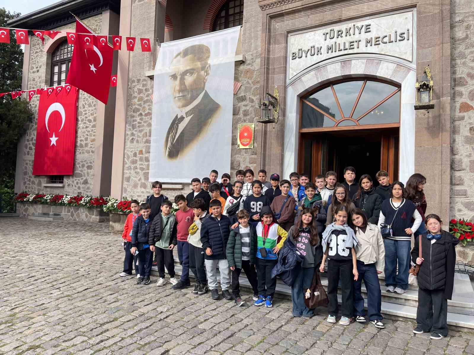 GAZİANTEP KOLEJ VAKFI ÖZEL ORTAOKULU ÖĞRENCİLERİ ANKARA’YA DÜZENLEDİKLERİ GEZİYLE TARİHİ VE KÜLTÜREL YAPILARI MERCEK ALTINA ALIRKEN ZİYARETLERİ KAPSAMINDA ANITKABİR’İ DE ZİYARET EDEREK MOZOLEYE ÇELENK KOYDULAR. I. VE II. TÜRKİYE BÜYÜK MİLLET MECLİSİ BİNALARINI DA ZİYARET EDEREK TÜRKİYE CUMHURİYETİ’NİN DOĞUŞUNA TANIKLIK EDEN SALONLAR VE TARİHİ BELGELER İNCELENDİLER.