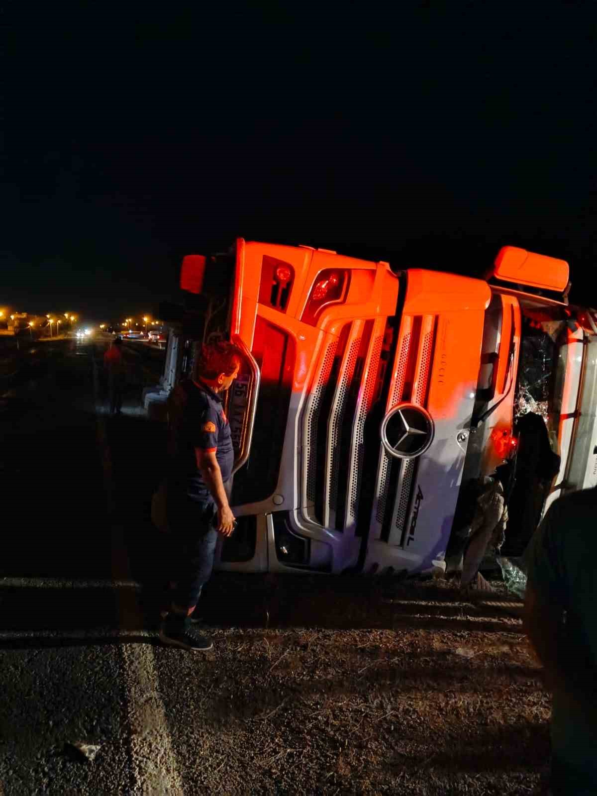 Siirt’te tır devrildi: 3 yaralı