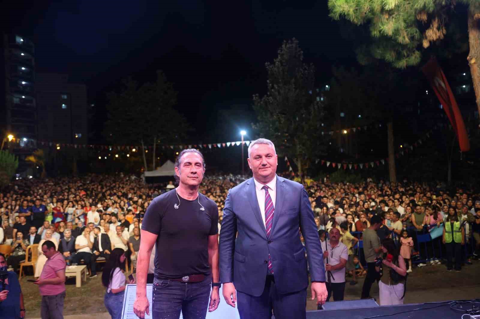 Osmaniye'de Kıraç konserine binlerce kişi akın etti