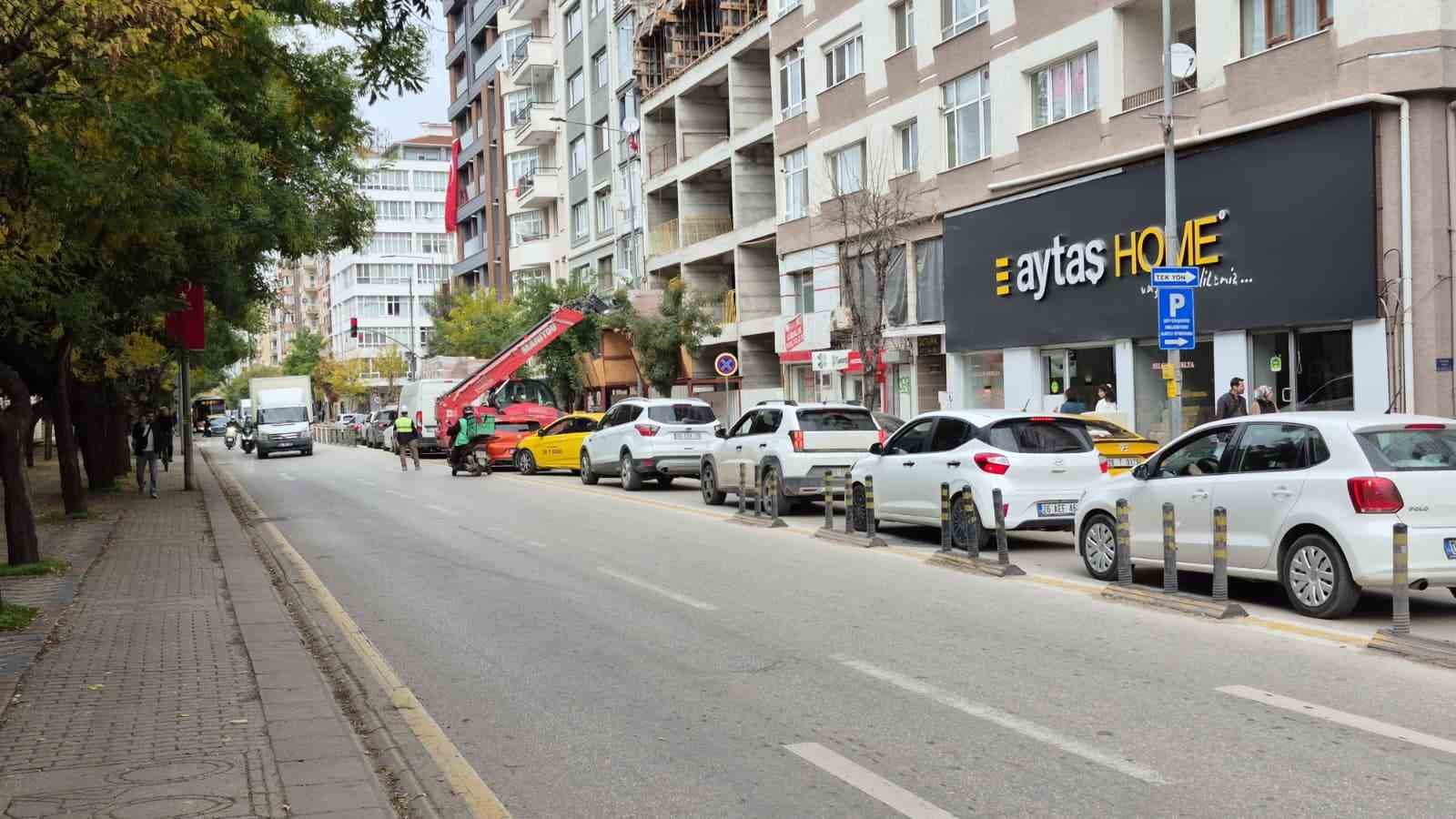ESKİŞEHİR'İN ODUNPAZARI İLÇESİNDE DEVAM EDEN BİR İNŞAAT ÇALIŞMASI, ŞEHİR MERKEZİNDE TRAFİKTE AKSAMALARA NEDEN OLDU.
