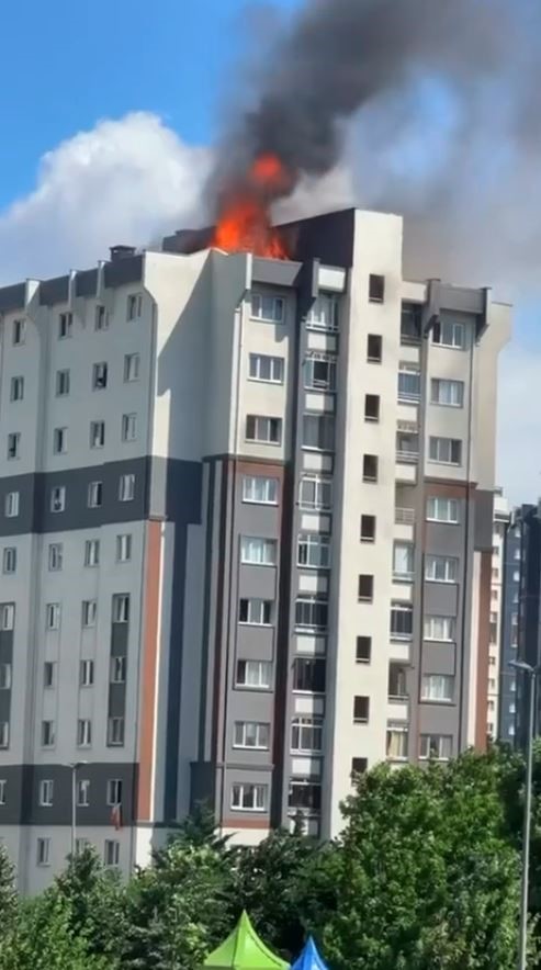 Küçükçekmece’de 11 katlı binanın çatısında çıkan yangında can pazarı yaşandı