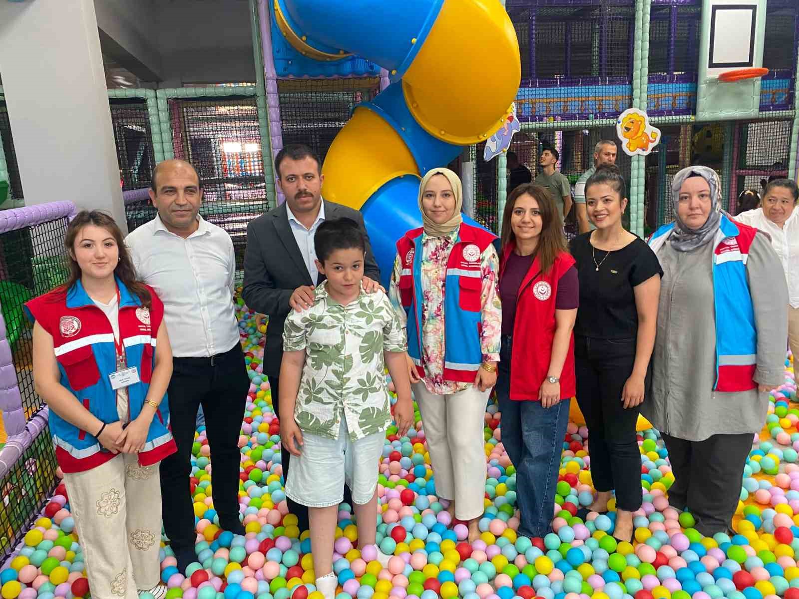 Osmaniye'de özel bireyler karne sevincini şenlikle yaşadı
