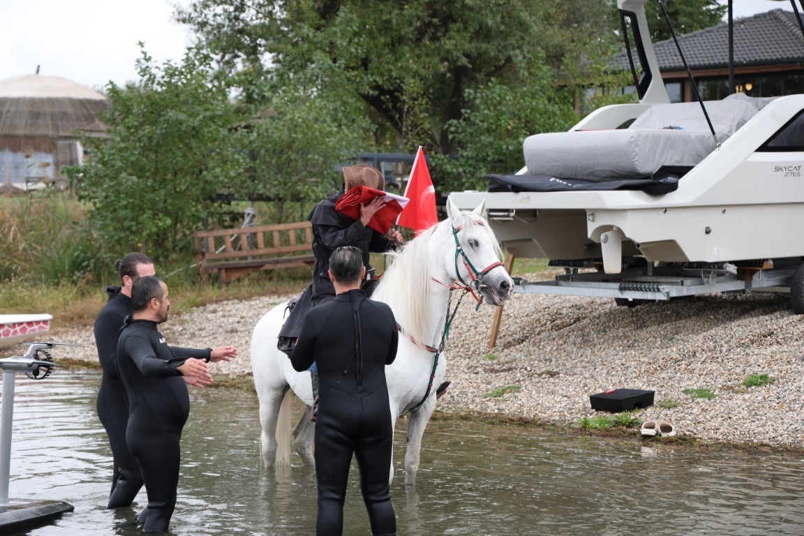 KOCAELİ'NİN KARTEPE İLÇESİNDE CUMHURİYET'İN 103. YIL DÖNÜMÜ DOLAYISIYLA DÜZENLENEN ETKİNLİKTE TÜRK BAYRAĞI, ÇOCUKLARDAN SPORCULARA TESLİM EDİLEREK KARADAN VE SUDAN FARKLI ETAPLARDA KARTEPE'NİN ZİRVESİNE ULAŞTIRILDI.