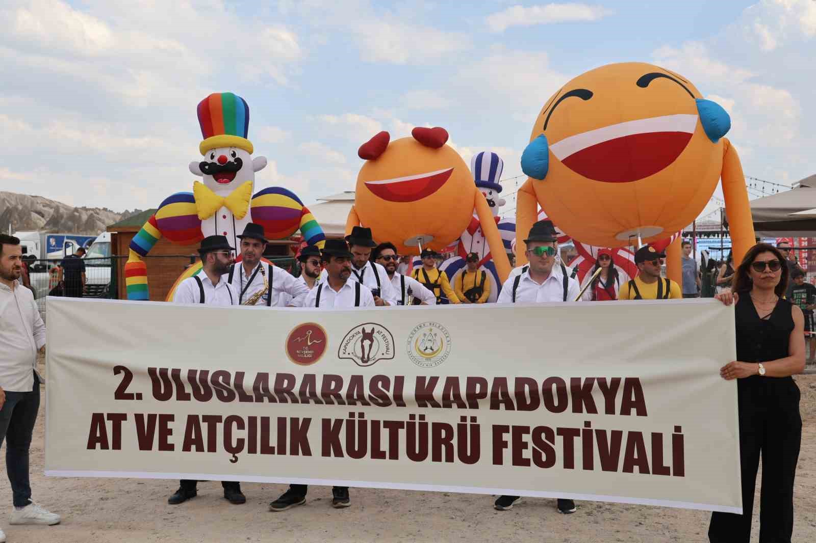 Kapadokya'da güzellikleriyle büyüleyen atlar podyuma çıktı