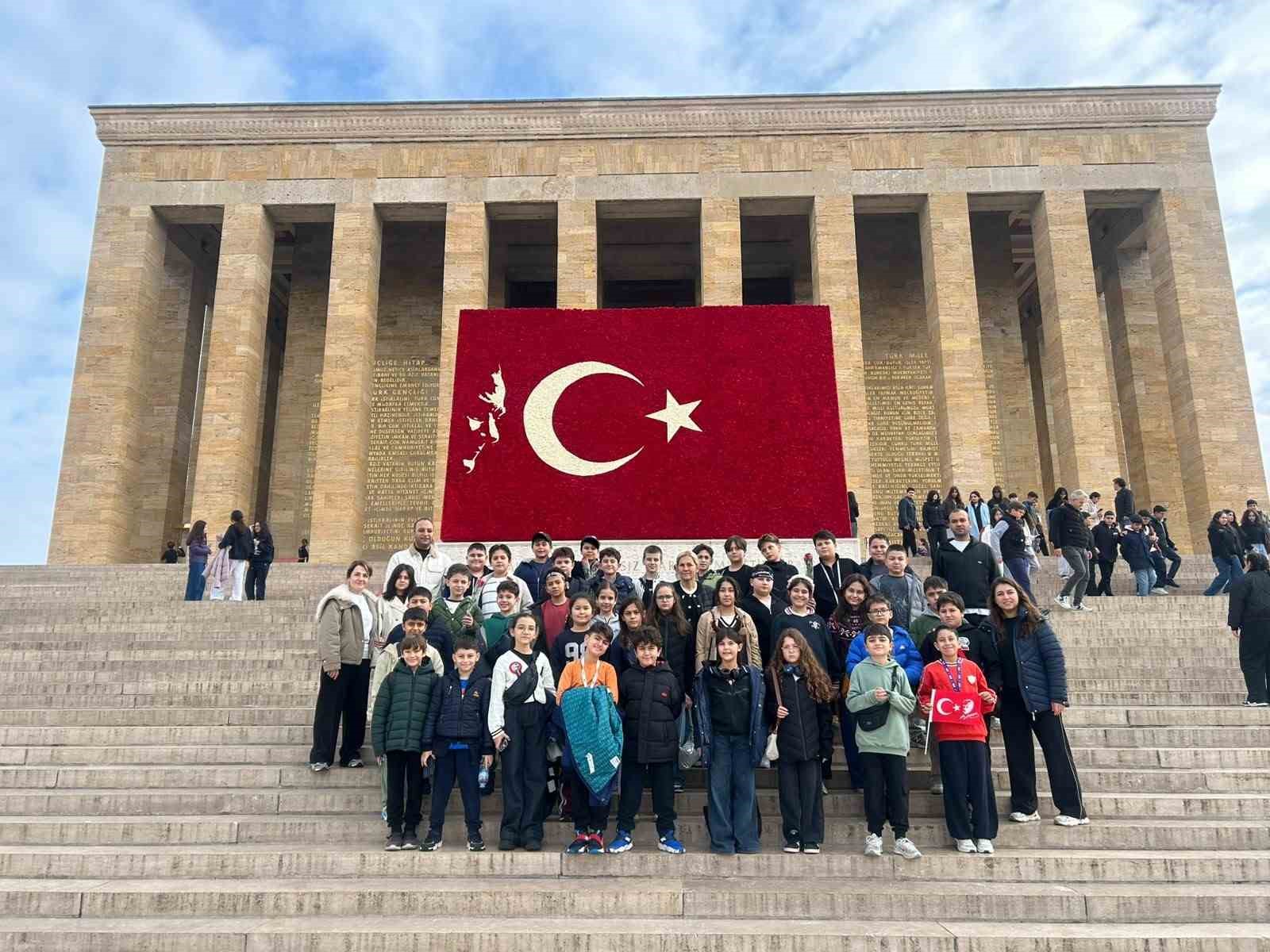 GAZİANTEP KOLEJ VAKFI ÖZEL ORTAOKULU ÖĞRENCİLERİ ANKARA’YA DÜZENLEDİKLERİ GEZİYLE TARİHİ VE KÜLTÜREL YAPILARI MERCEK ALTINA ALIRKEN ZİYARETLERİ KAPSAMINDA ANITKABİR’İ DE ZİYARET EDEREK MOZOLEYE ÇELENK KOYDULAR. I. VE II. TÜRKİYE BÜYÜK MİLLET MECLİSİ BİNALARINI DA ZİYARET EDEREK TÜRKİYE CUMHURİYETİ’NİN DOĞUŞUNA TANIKLIK EDEN SALONLAR VE TARİHİ BELGELER İNCELENDİLER.
