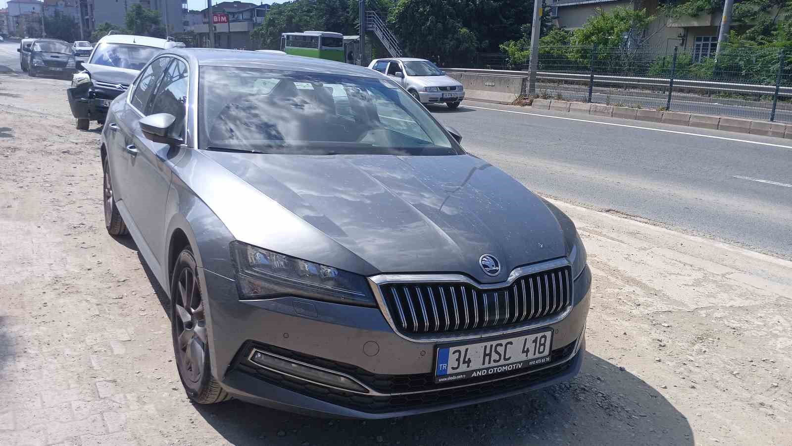 Kocaeli’de hafif ticari araç otomobile çarptı: 2 yaralı