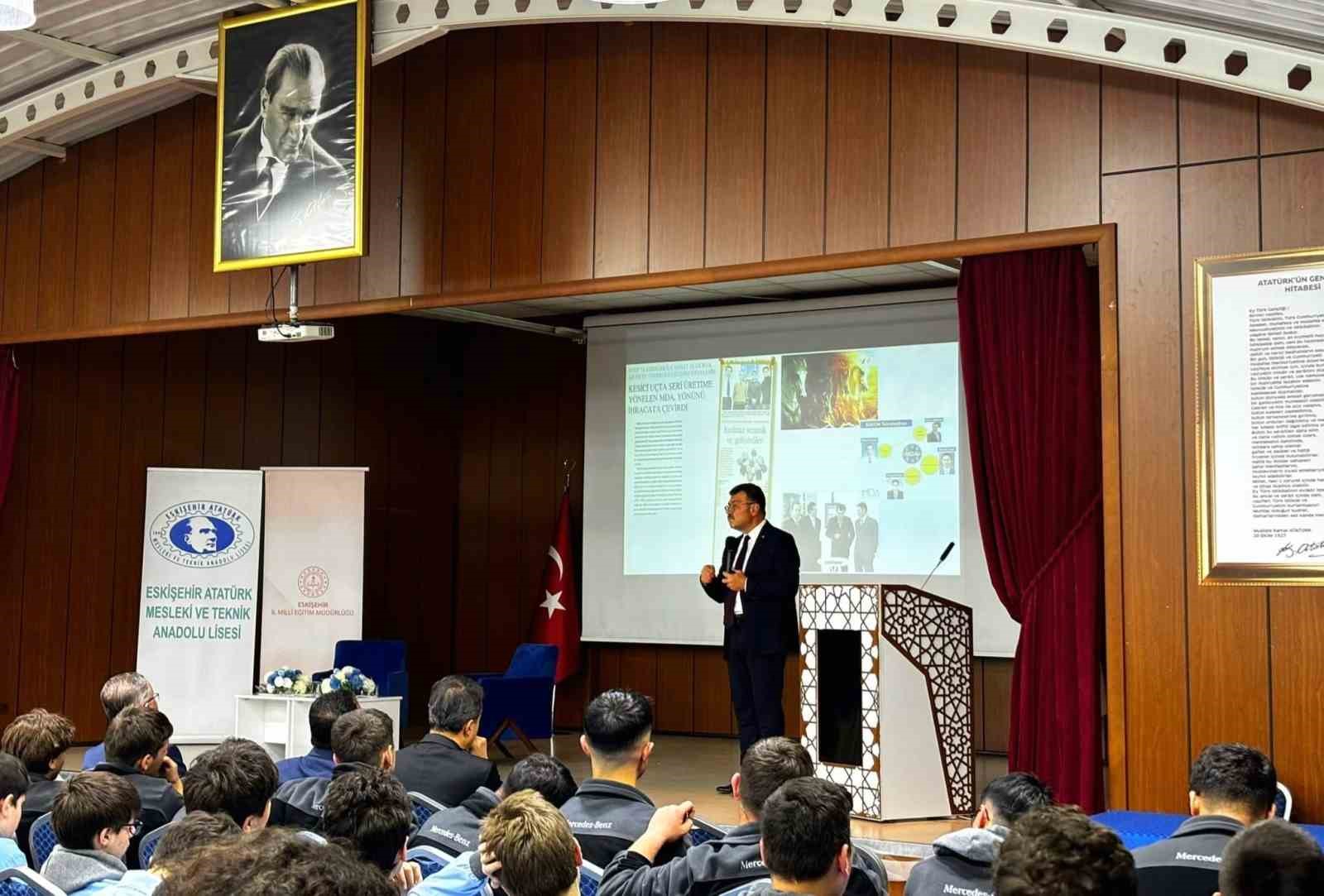 ESKİŞEHİR İL MİLLİ EĞİTİM MÜDÜRLÜĞÜ KAPSAMINDA BİR ZAMANLAR ÖĞRENCİSİ OLDUĞU ATATÜRK MESLEKİ VE TEKNİK ANADOLU LİSESİ ÖĞRENCİLERİYLE BULUŞAN PROF. DR. HASAN MANDAL, EĞİTİM VE KARİYER YOLCULUĞUNDAKİ TECRÜBELERİNİ PAYLAŞTI.