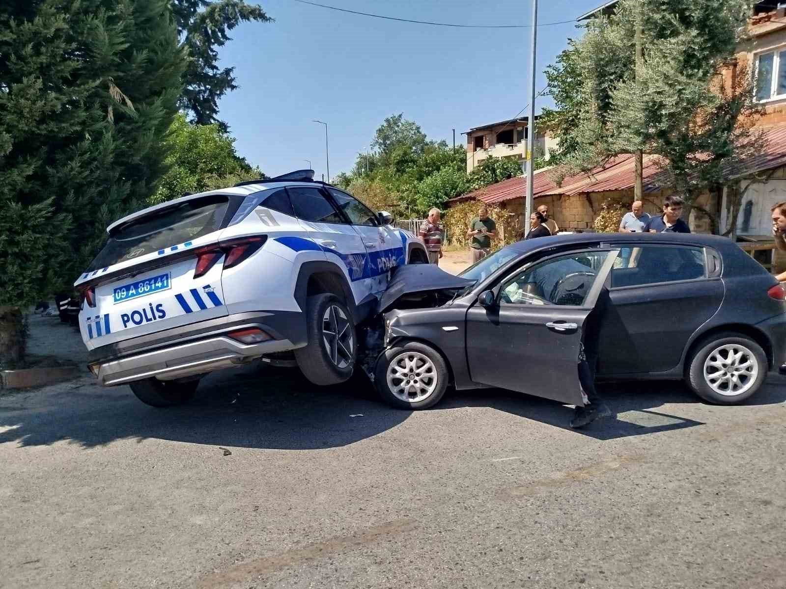 Nazilli’de polis aracı ile otomobil çarpıştı: 2 yaralı
