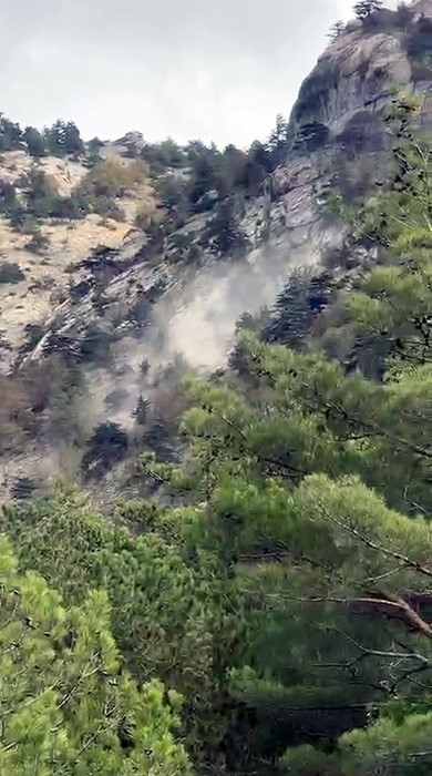 Deprem sırasında yamaçtan kopan kaya kütlesi paniğe neden oldu