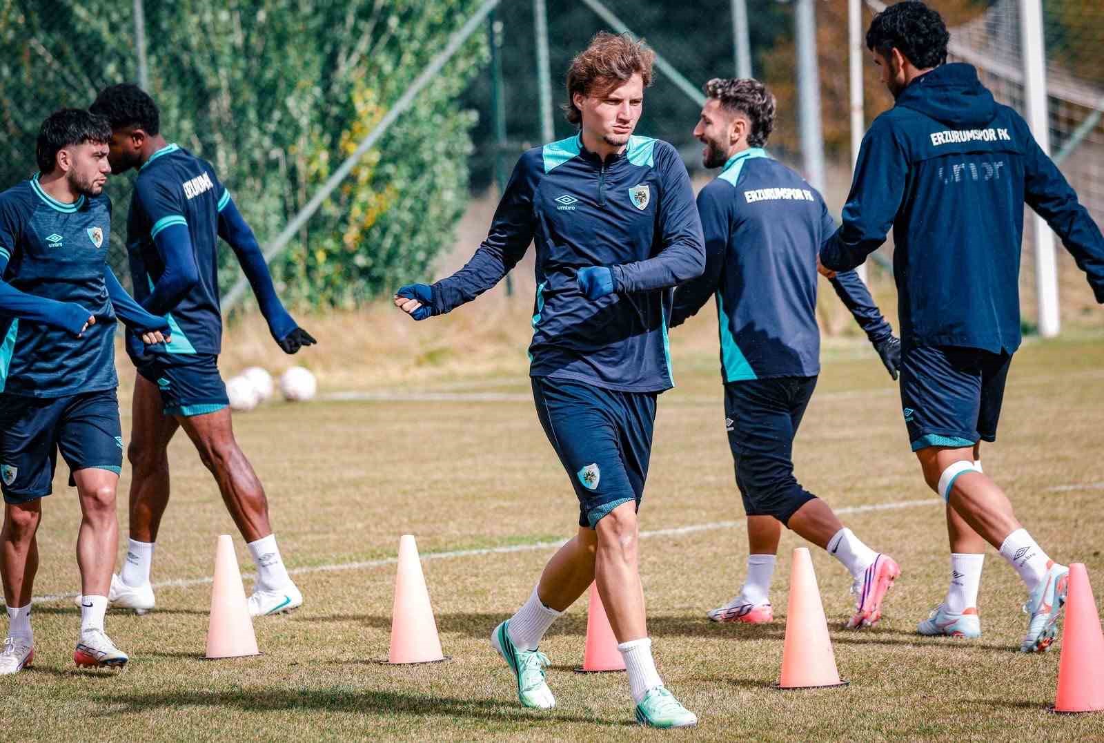 ERZURUMSPOR FK, TRENDYOL SÜPER LİG'İN 10. HAFTASINDA YARIN SAHASINDA OYNAYACAĞI ÇORUM FK MAÇININ HAZIRLIKLARINI YAPTIĞI ANTRENMANLA TAMAMLADI.