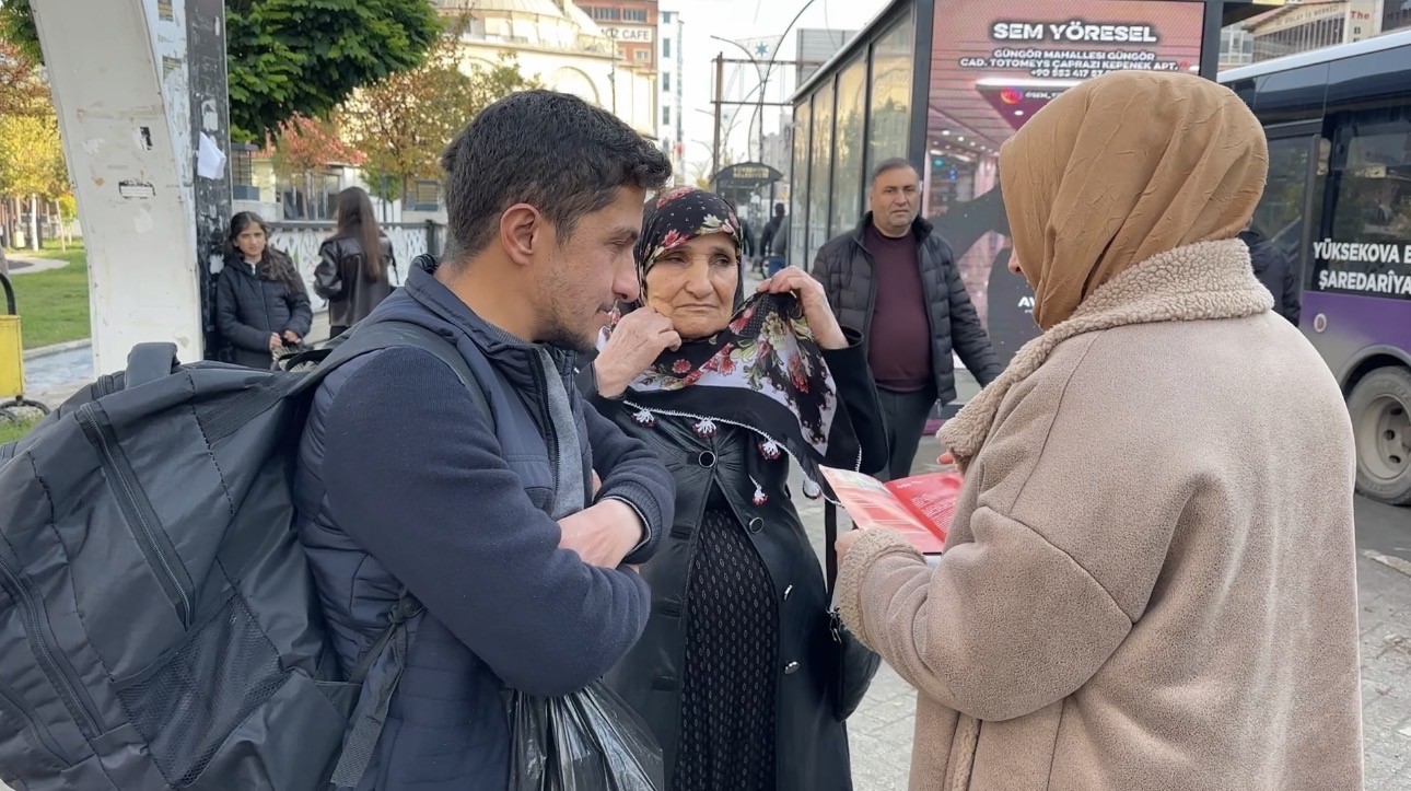 HAKKARİ'NİN YÜKSEKOVA İLÇESİNDE JANDARMA, POLİS VE AİLE VE SOSYAL HİZMETLER MÜDÜRLÜĞÜ EKİPLERİ, KADINA YÖNELİK ŞİDDETLE MÜCADELE KAPSAMINDA VATANDAŞLARI KADIN ACİL DESTEK UYGULAMASI (KADES) HAKKINDA BİLGİLENDİRDİ.