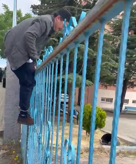 Demir kapıdan atlayarak yetişmeye çalıştı, sınava alınmayınca duvarından atlayarak okuldan ayrıldı
