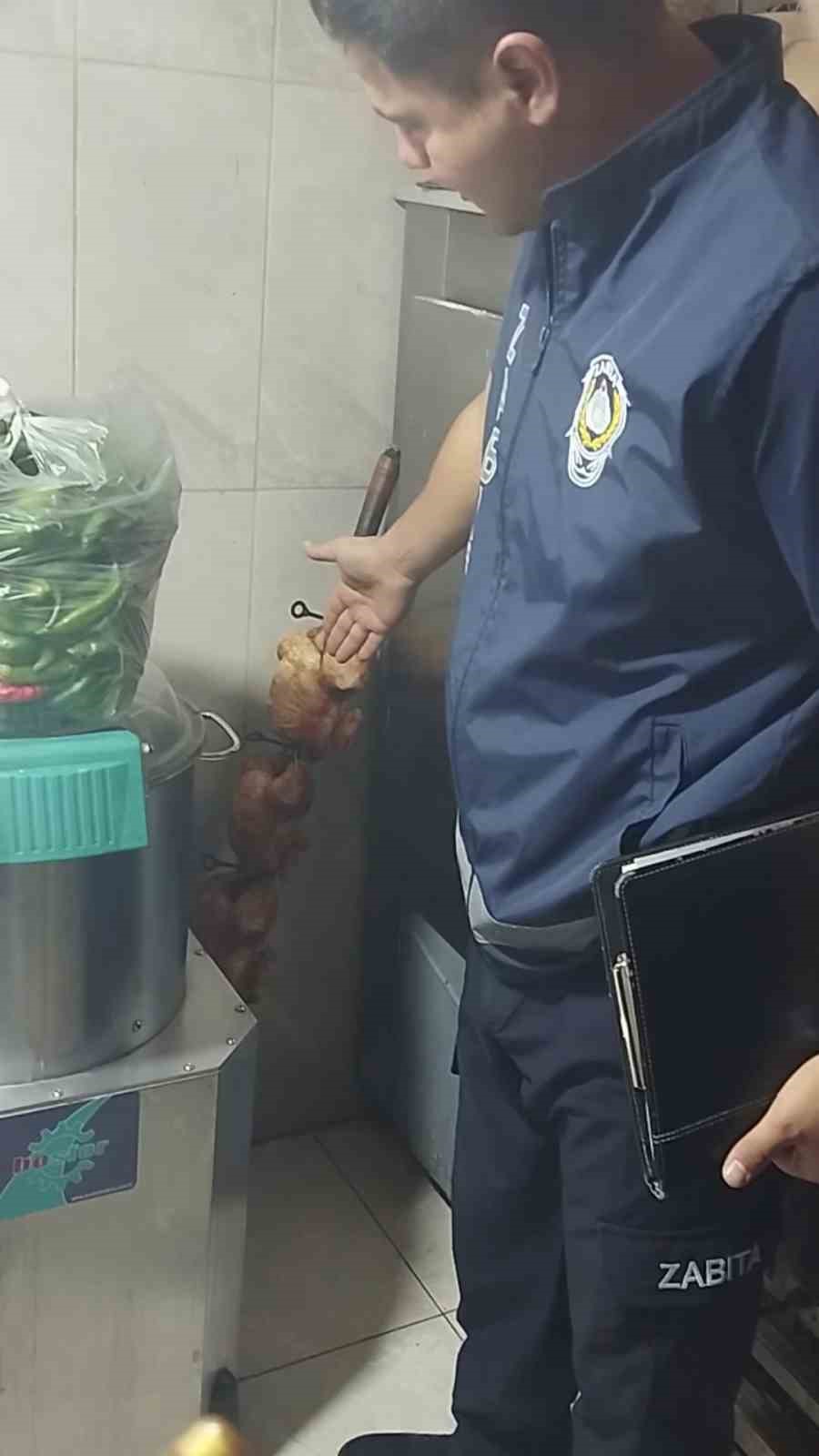 HATAY’DA ZABITA EKİPLERİNİN RESTORANA GERÇEKLEŞTİRDİKLERİ DENETİMLERDE MİDE BULANDIRAN GÖRÜNTÜLER ORTAYA ÇIKARKEN, VATANDAŞLARA YEDİRİLMEYE HAZIRLANAN BOZUK PİŞMİŞ VE ÇİĞ HALDEKİ TAVUK ELE GEÇİRİLDİ.