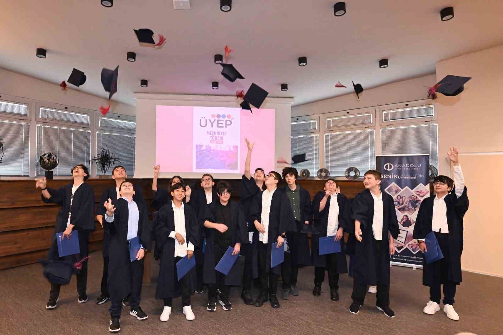 ÜYEP mezunlarını törenle uğurladı