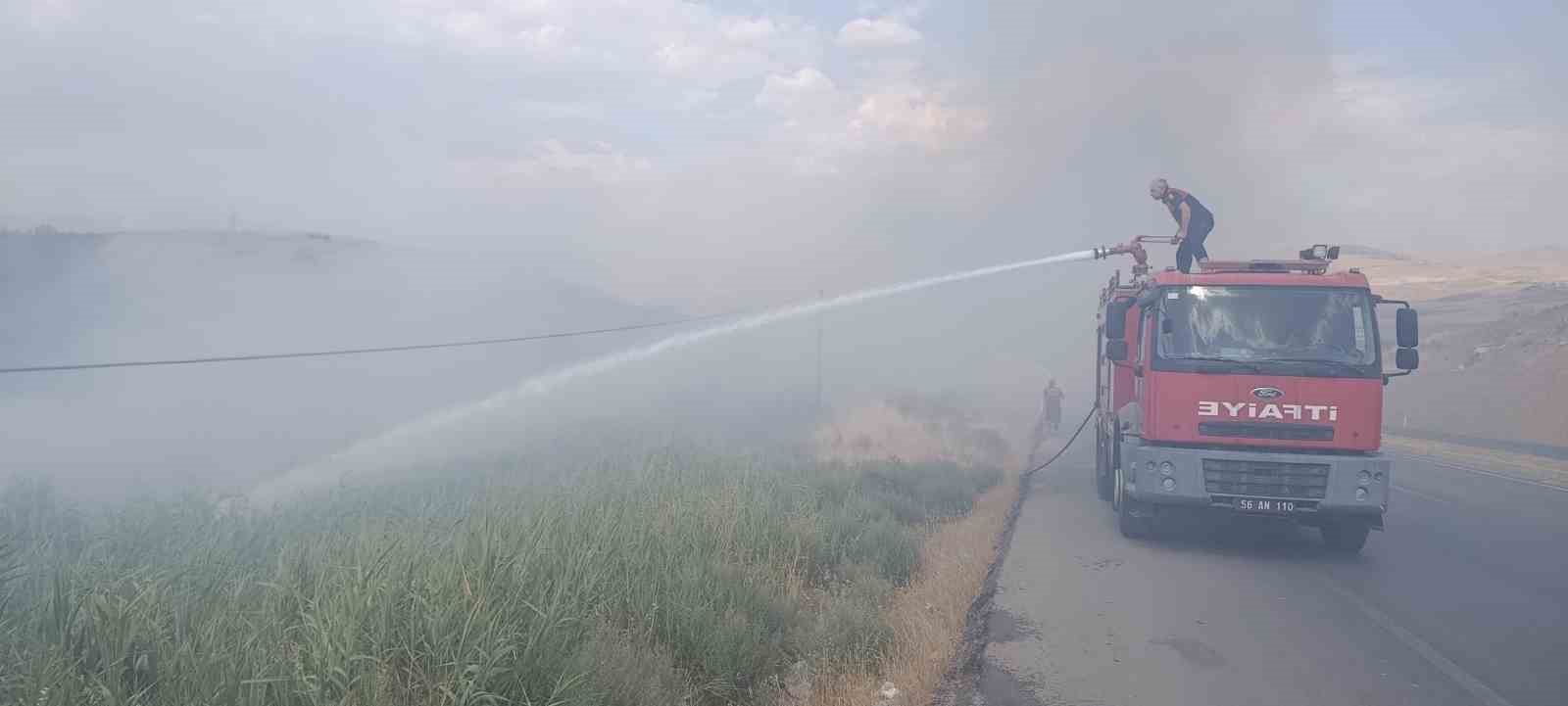 Siirt Üniversitesi Kezer yerleşkesi yakınlarında örtü yangını: 100 dönümden fazla alan zarar gördü