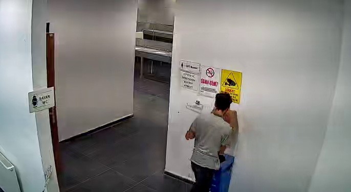 Kadınlar tuvaletindeki hırsızlık kameralara yansıdı