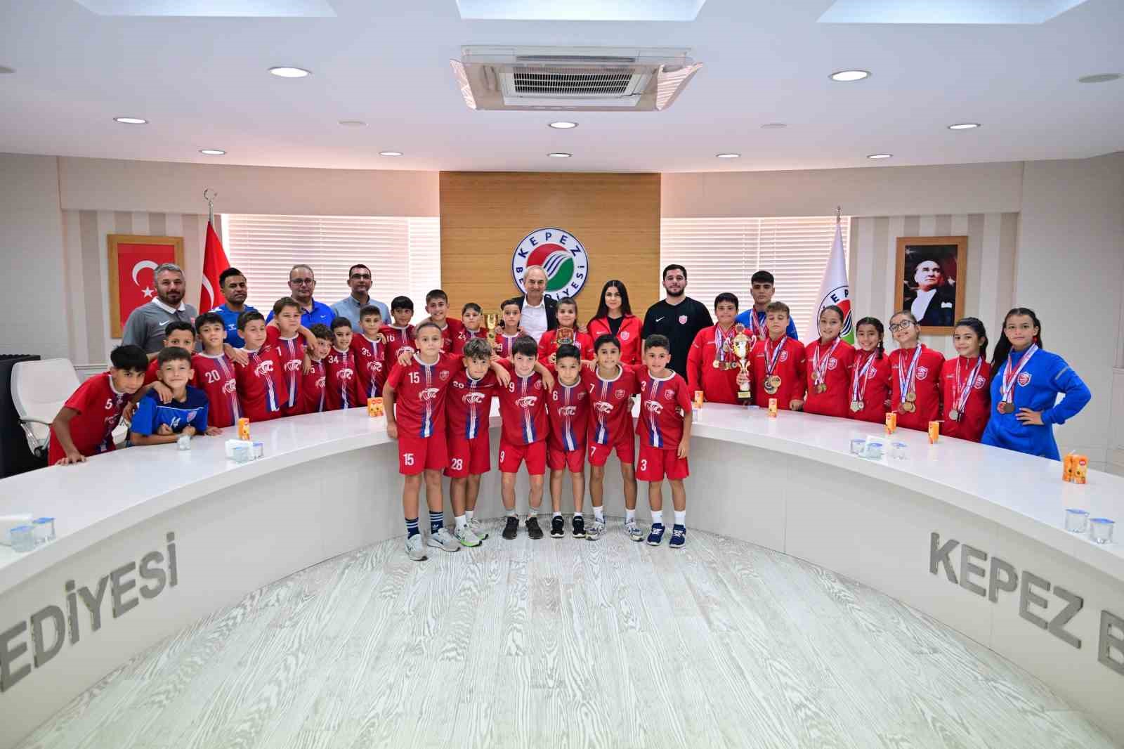 Kocagöz, genç şampiyonları ağırladı