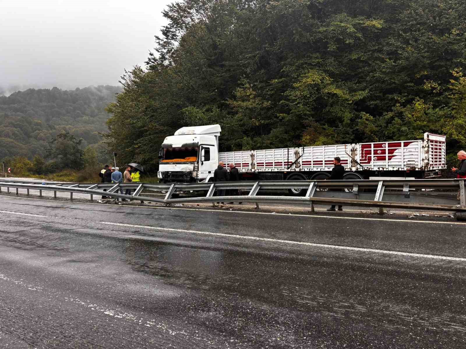 Düzce D-655 karayolunda makaslayan tır yolu trafiğe kapattı