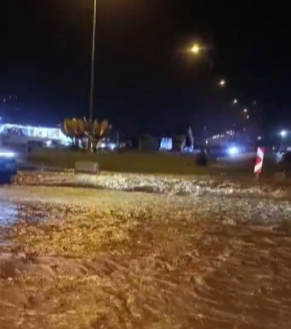 KAHRAMANMARAŞ’TA ETKİLİ OLAN SAĞANAK YAĞIŞ, ÖZELLİKLE ŞEHRİN ALT BÖLGELERİNDE HAYATI OLUMSUZ ETKİLEDİ