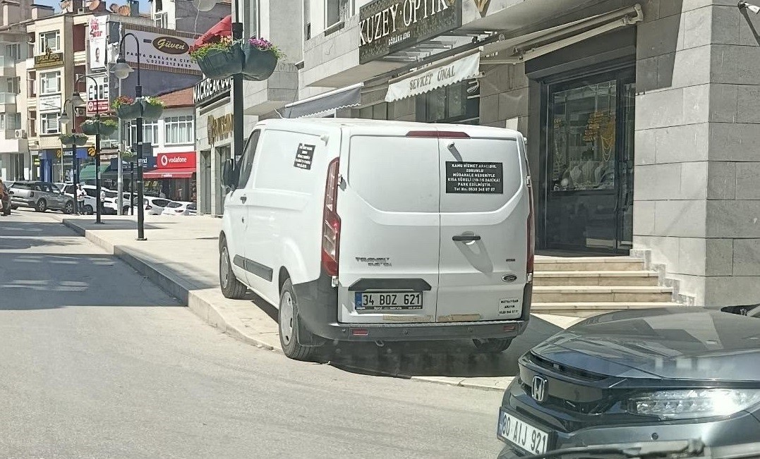 Bilecik’te kaldırımlar otoparka döndü: Yayalar tepkili!