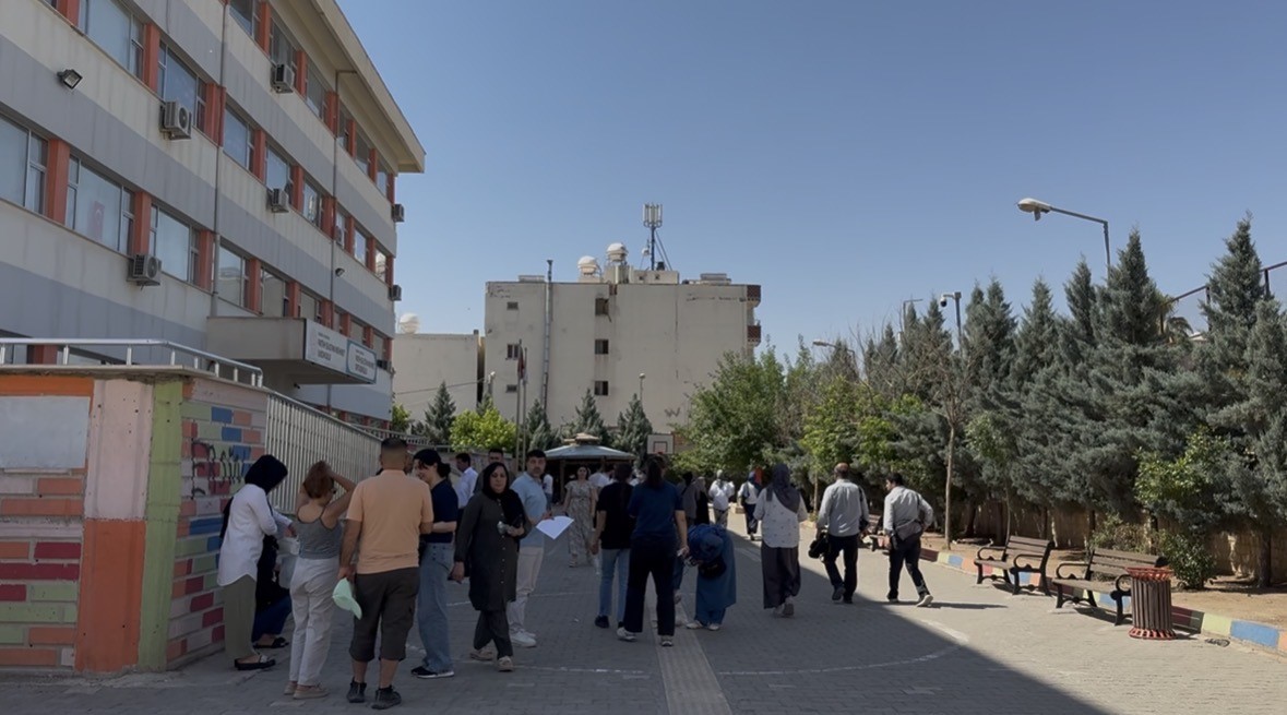 Üç çocuğunu üniversiteli yaptı, şimdi kendi hayali için YKS sıralarında