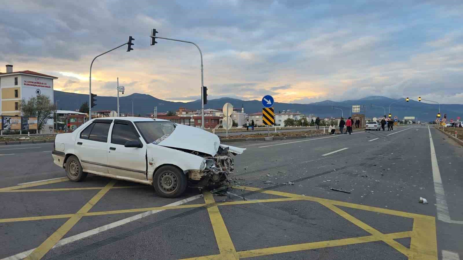 GAZİANTEP’İN İSLAHİYE İLÇESİNDE 2 OTOMOBİLİN ÇARPIŞMASI SONUCU MEYDANA GELEN KAZADA ARAÇLAR KULLANILAMAZ HALE GELDİ.