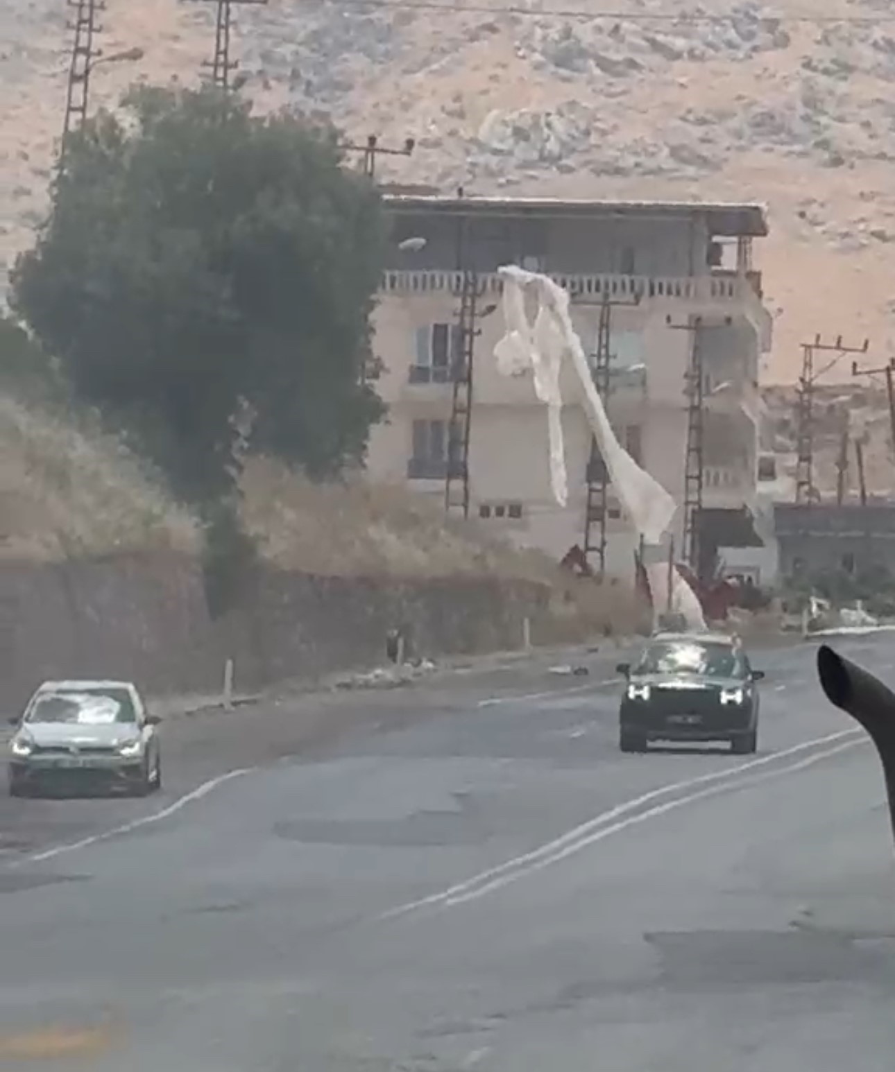 Siirt'te elektrik direğinde çıkan yangın paniğe neden oldu