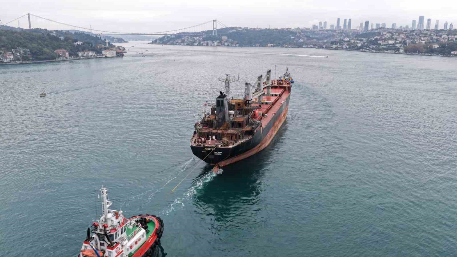 KARADENİZ’DE UKRAYNA’YA AİT İHA TARAFINDAN VURULARAK AĞIR HASAR ALAN PALAU BAYRAKLI, TÜRK İŞLETMESİNDEKİ "MV AROYAT" İSİMLİ DÖKME YÜK GEMİSİ, SÖKÜM İŞLEMLERİ İÇİN İZMİR ALİAĞA’YA GÖTÜRÜLMEK ÜZERE İSTANBUL BOĞAZI’NDAN GEÇTİĞİ SIRADA HAVADAN GÖRÜNTÜLENDİ.