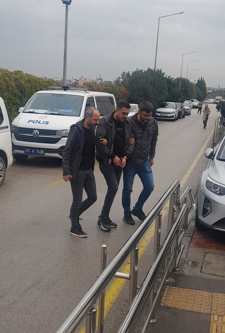 ADANA'DA ‘BAYĞARALAR' SUÇ ÖRGÜTÜ DOSYASINCA ARANAN BİR ŞÜPHELİ POLİS VE MİLLİ İSTİHBARA TEŞKİLATI'NIN (MİT) ORTAK OPERASYONUYLA YAKALANDI. ŞÜPHELİ ÇIKARTILDIĞI MAHKEMECE TUTUKLANDI.