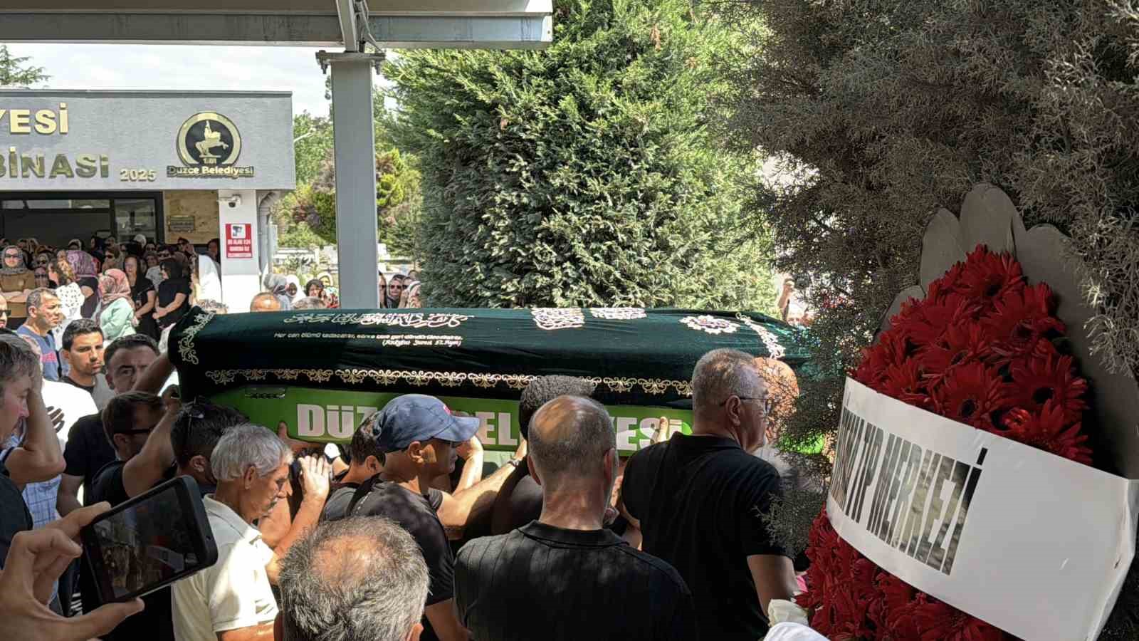Düzce’de sevilen doktorun cenaze namazını kuzeni kıldırdı