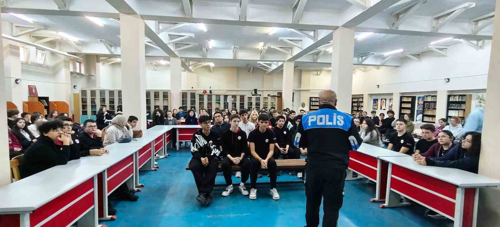 AFYONKARAHİSAR’DA POLİS EKİPLERİ TARAFINDAN AFYON LİSESİ ÖĞRENCİLERİNE YÖNELİK BİLGİLENDİRME VE BİLİNÇLENDİRME EĞİTİMİ GERÇEKLEŞTİRİLDİ.