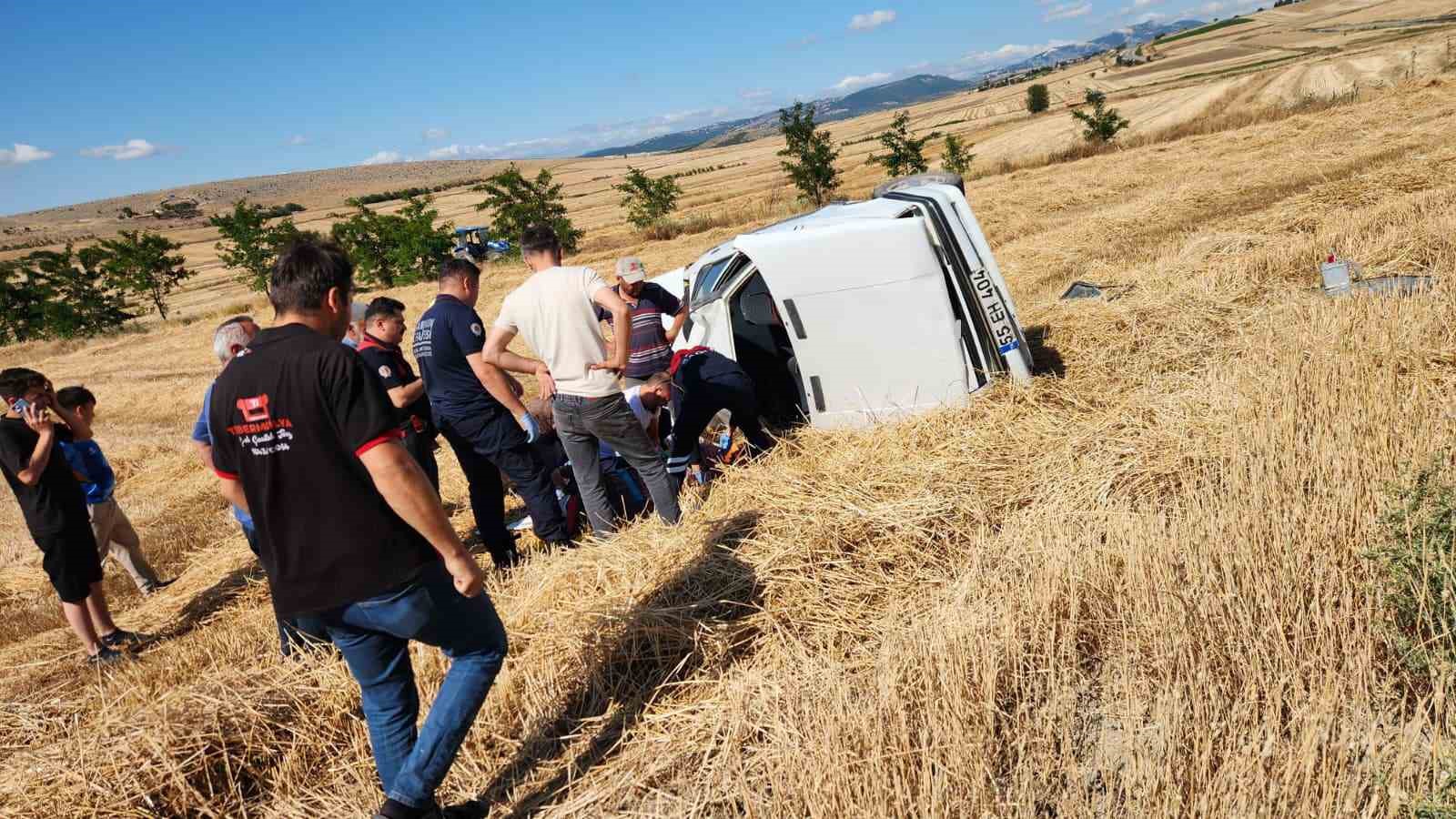 Vezirköprü'de otomobil tarlaya uçtu: 2 yaralı