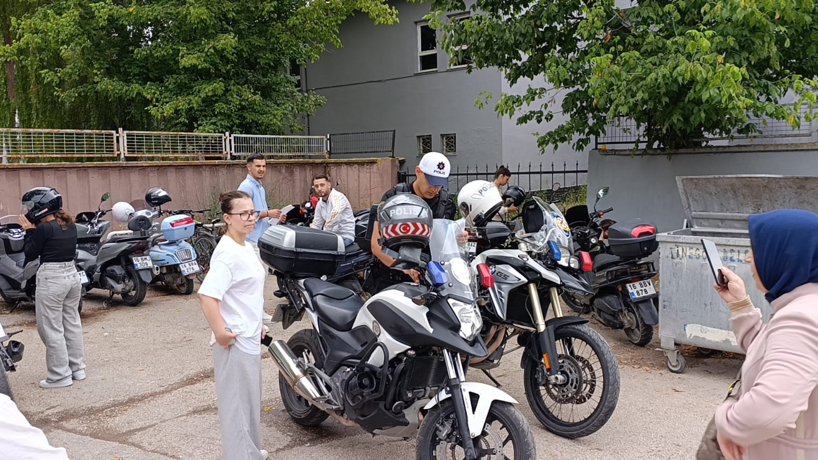 Bursa’da yanlış okula gelen adayların yardımına polis koştu