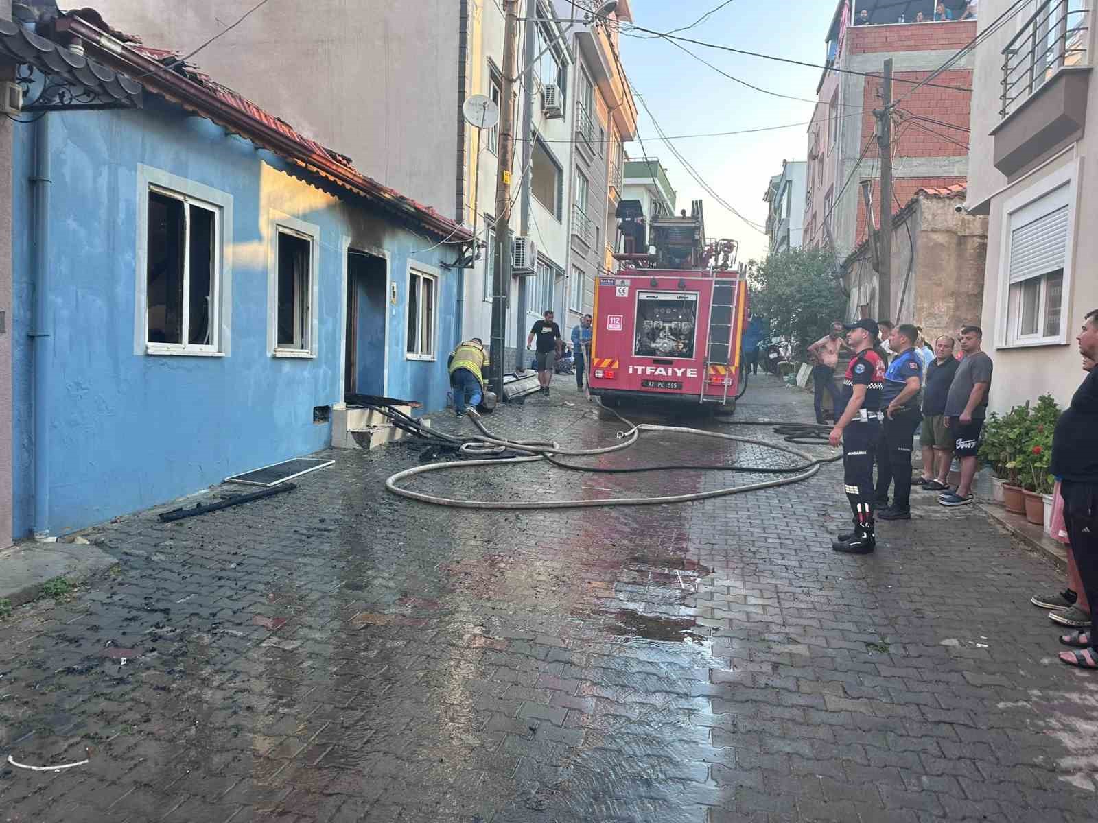 Küçükkuyu'da ev yangını: 1 kişi yaralandı