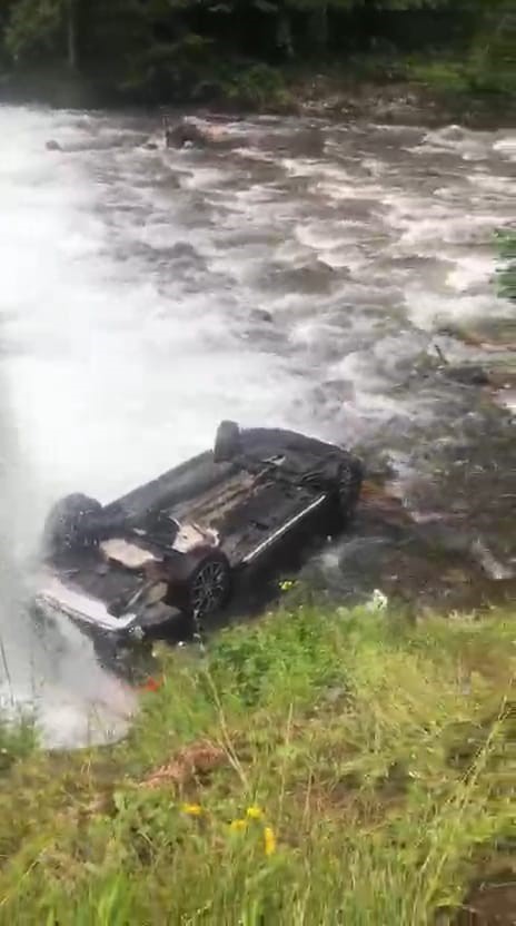 Uzungöl'de araç şelaleye uçtu: 1 yaralı