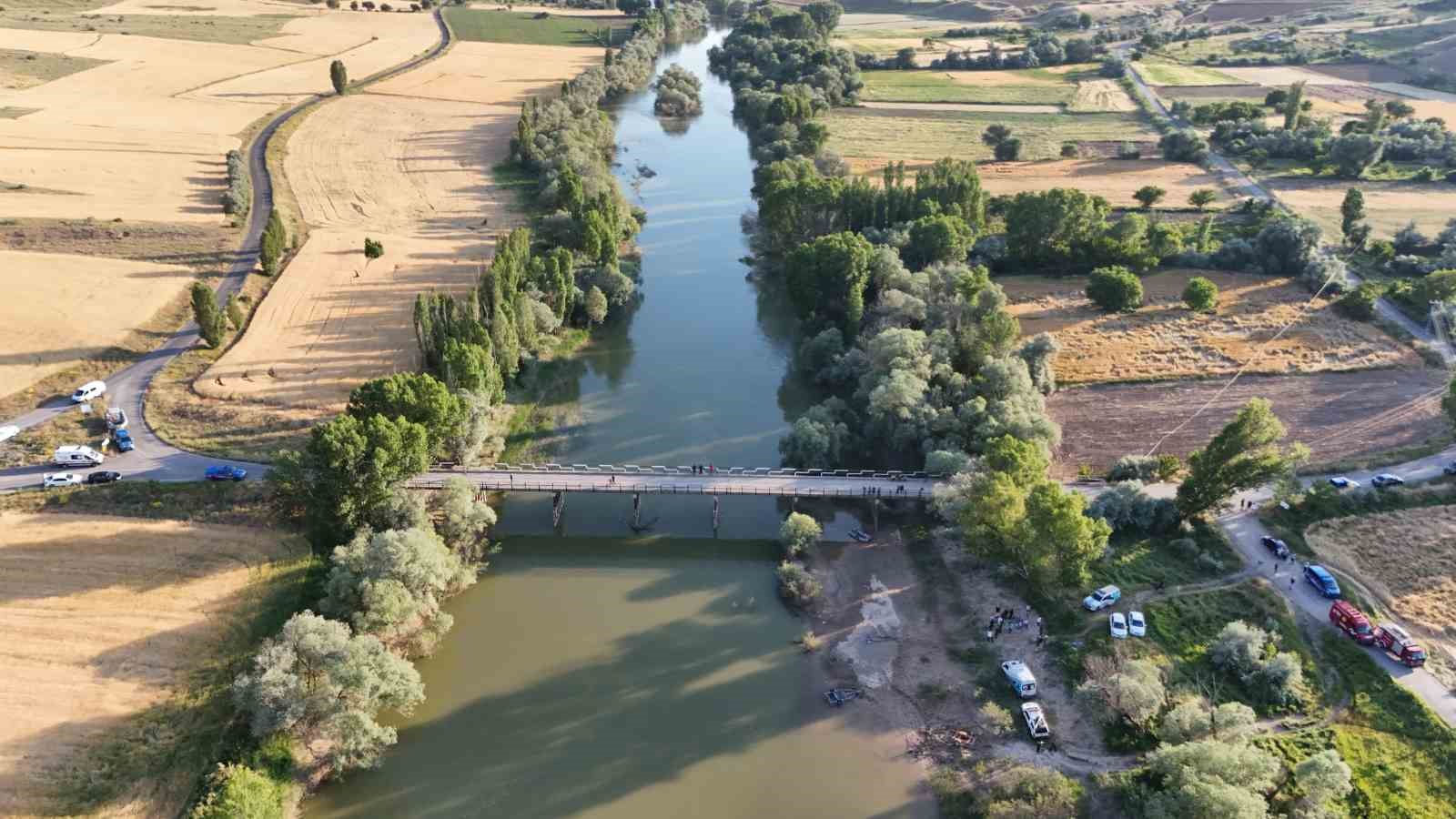 Kızılırmak Nehri'nde çırpınan çocuğunu kurtarmak için suya giren baba kayboldu