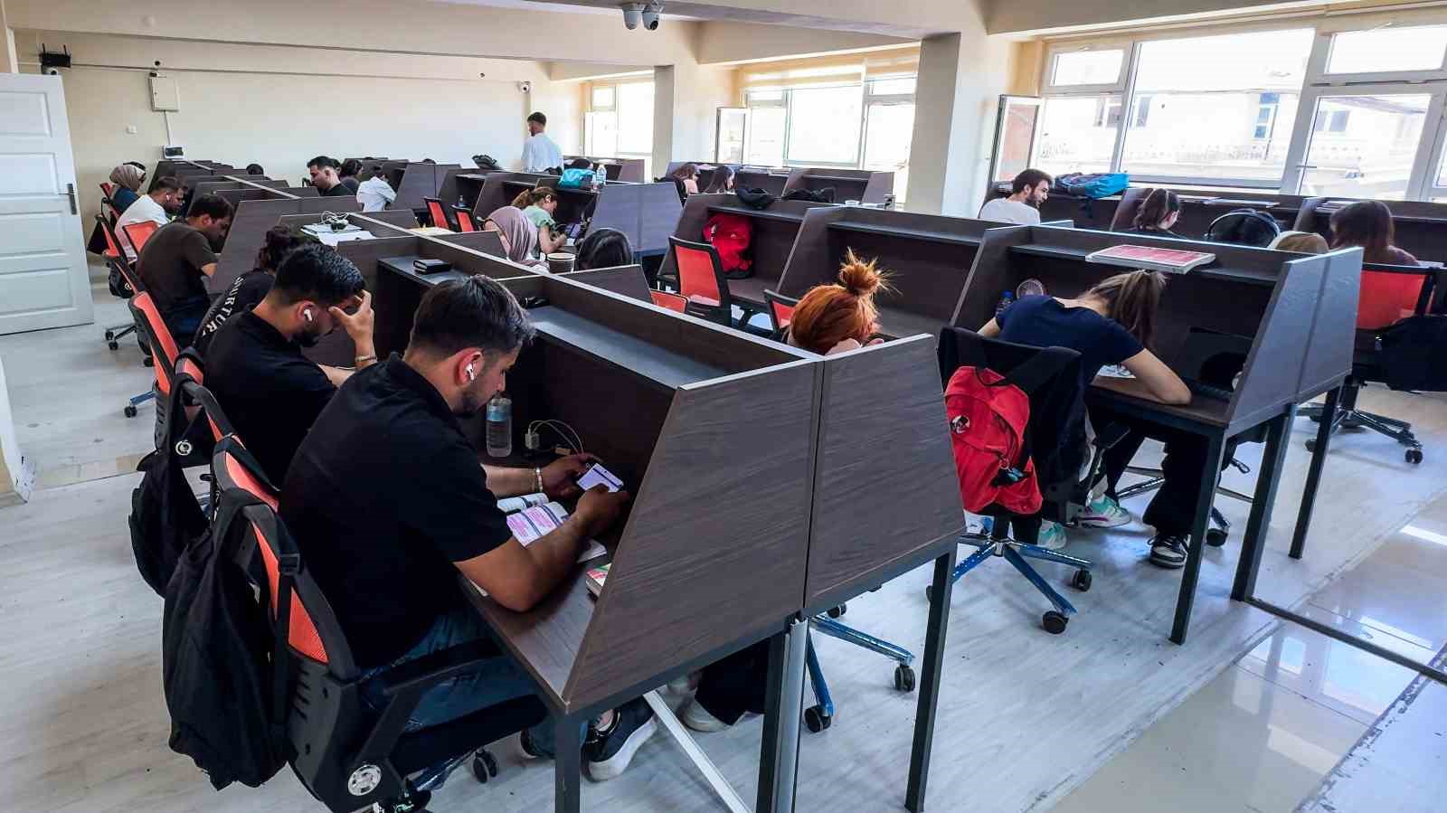 Sınav maratonundaki gençlere Turhal Belediyesi’nden modern çalışma merkezi