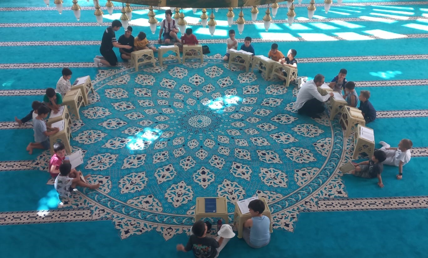 Selendi'de camiler çocuk sesiyle yankılanıyor