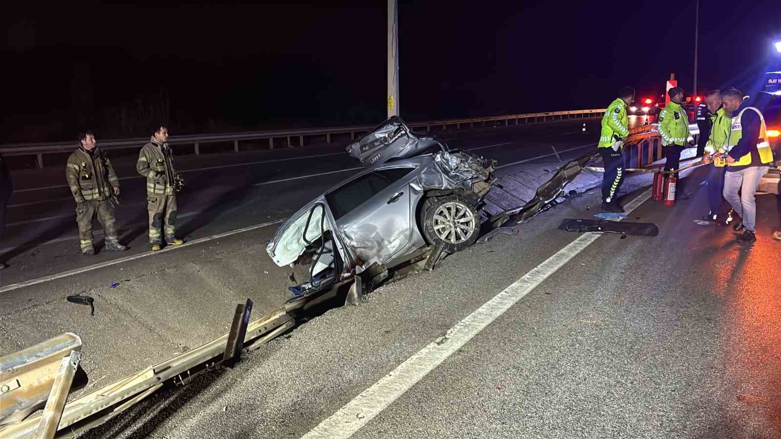 ÇANAKKALE’DE MEYDANA GELEN TRAFİK KAZASINDA OTOMOBİL PARAMPARÇA OLURKEN, İKİ GENÇ İSE HAYATINI KAYBETTİ.