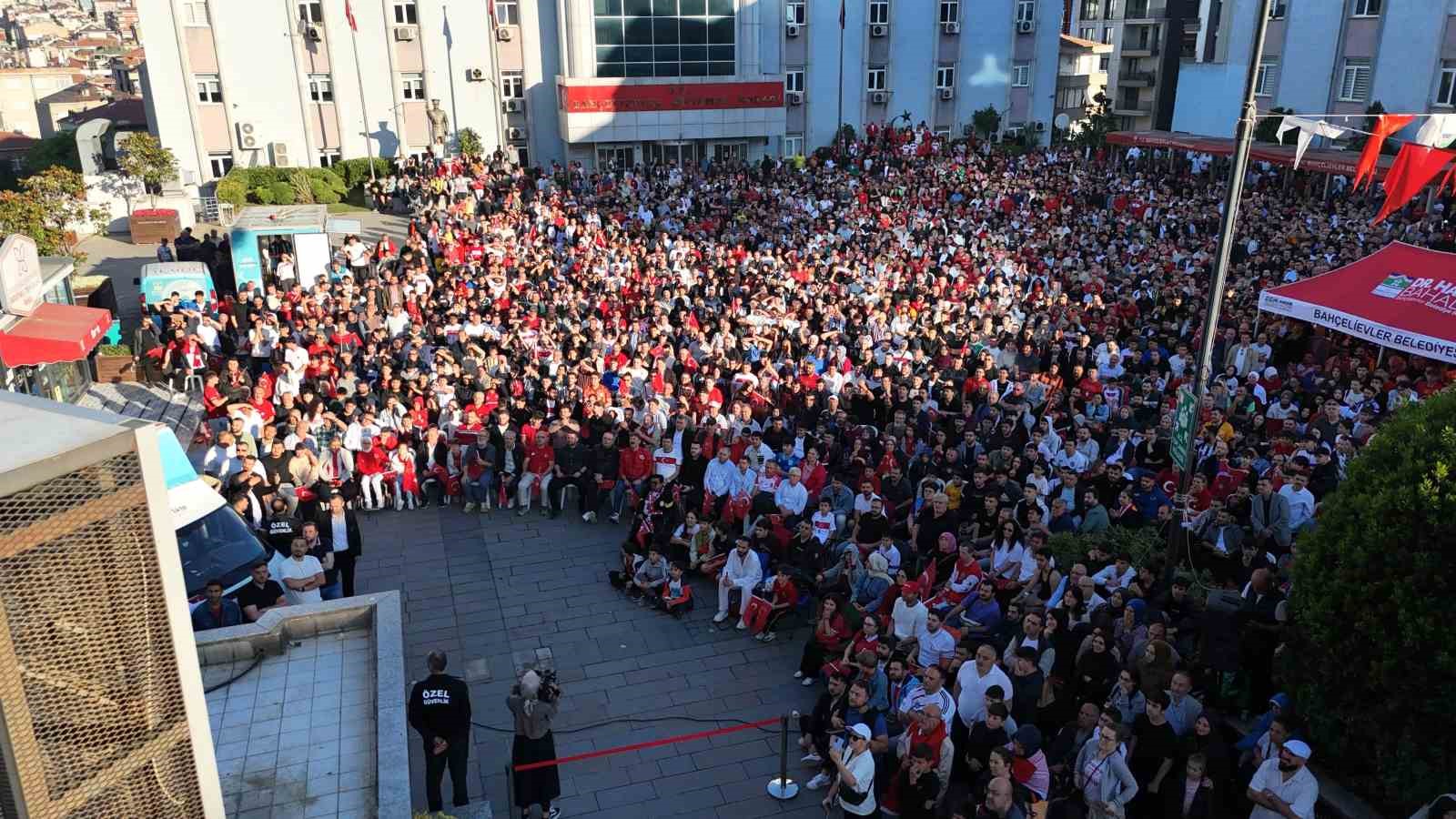 Bahçelievler’de Dünya Kupası heyecanı dev ekranlarda yaşandı
