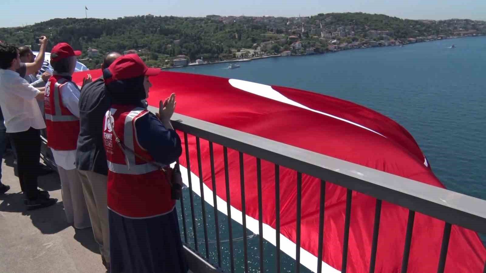 15 Temmuz'un 10'uncu yılında 15 Temmuz Şehitler Köprüsü'ne dev Türk bayrağı asıldı