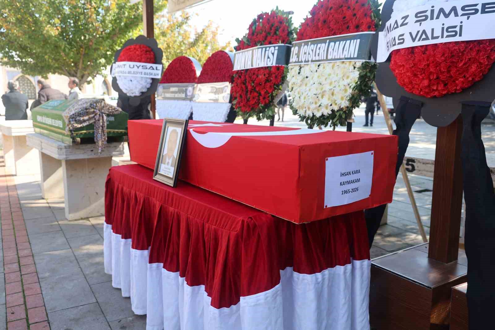 ANTALYA'DA GEÇTİĞİMİZ GECE SAATLERİNDE KALP KRİZİ GEÇİRİP KALDIRILDIĞI HASTANEDE DOKTORLARIN TÜM MÜDAHALELERİNE RAĞMEN KURTARILAMAYARAK HAYATINI KAYBEDEN MURATPAŞA İLÇE KAYMAKAMI İHSAN KARA MEMLEKETİ KONYA'DA KILINAN CENAZE NAMAZININ ARDINDAN TOPRAĞA VERİLDİ.