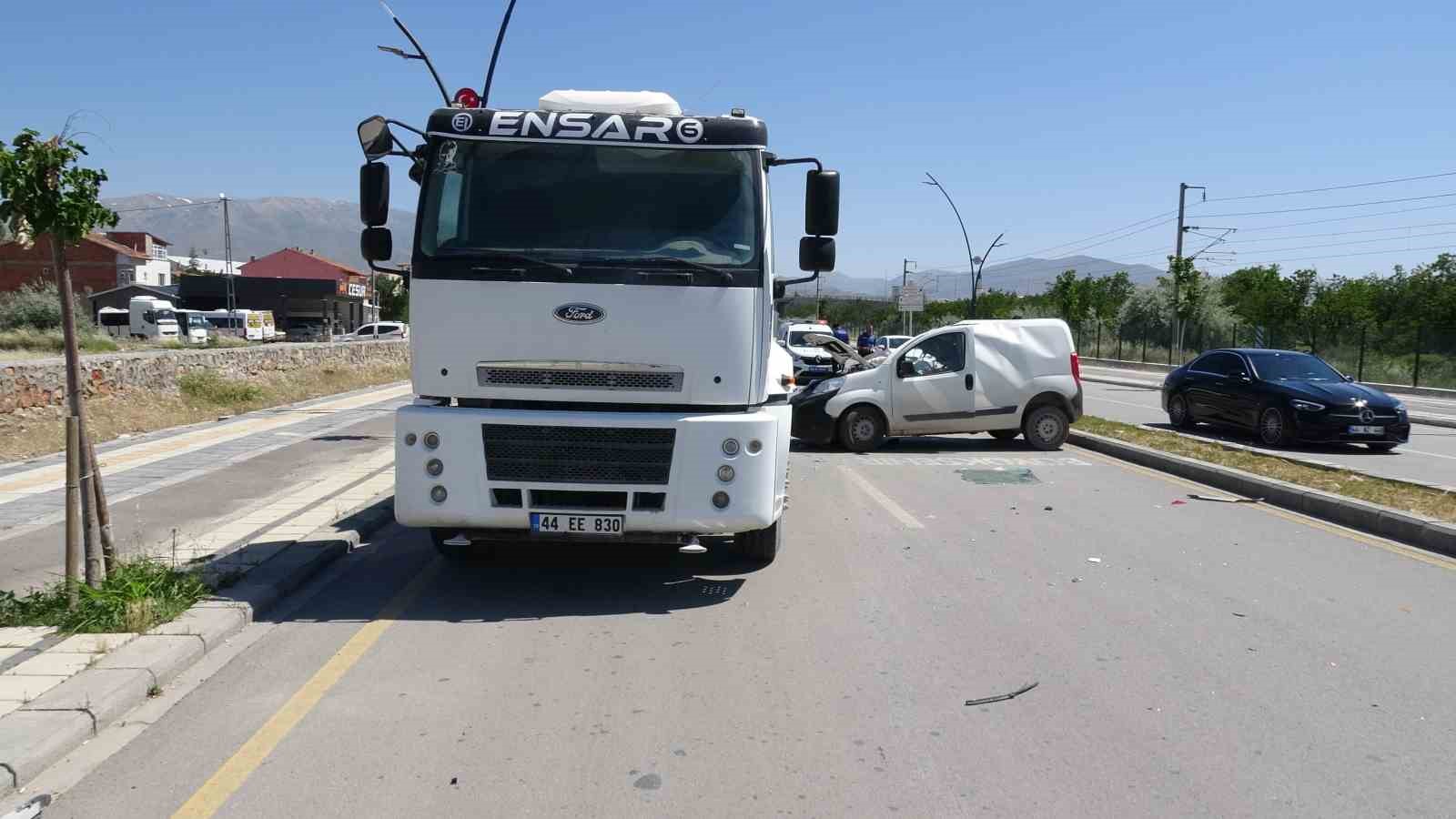 Malatya’da su tankerine çarpan aracın sürücüsü ağır yaralandı