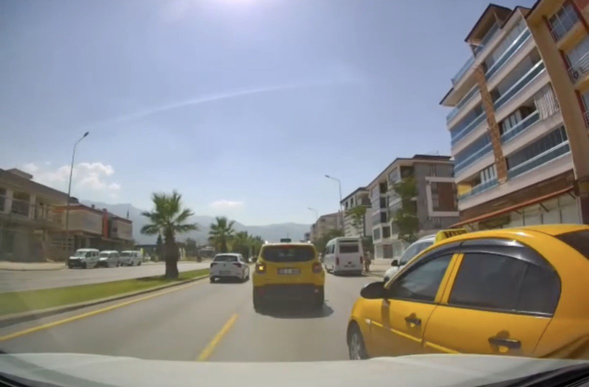 Ani şerit değiştiren taksi kazaya neden oluyordu